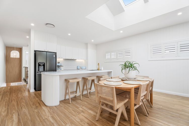 Dog friendly Paradise, 1/2B Bagnall Ave – water views, air con, Wi-Fi