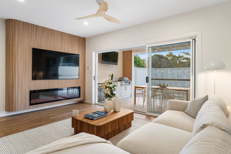 Dog friendly Paradise, 1/2B Bagnall Ave – water views, air con, Wi-Fi