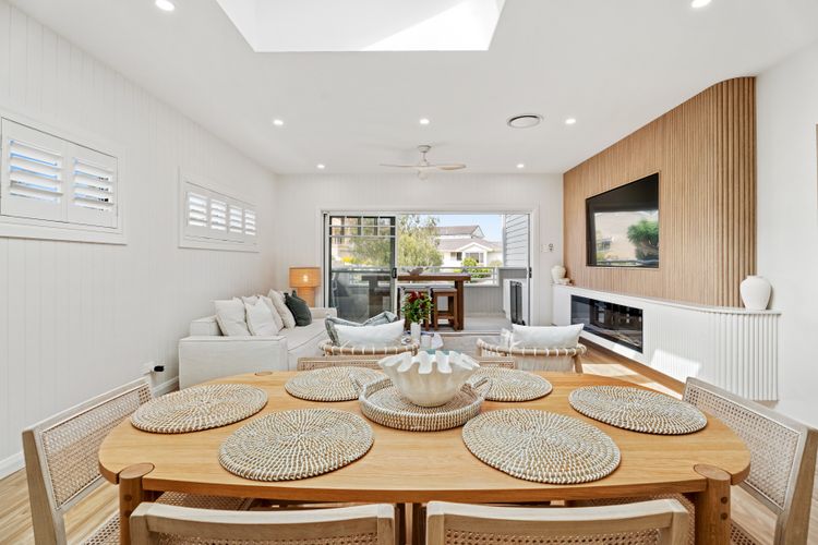 Dog friendly Paradise, 1/2B Bagnall Ave – water views, air con, Wi-Fi