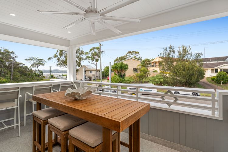 Dog friendly Paradise, 1/2B Bagnall Ave – water views, air con, Wi-Fi