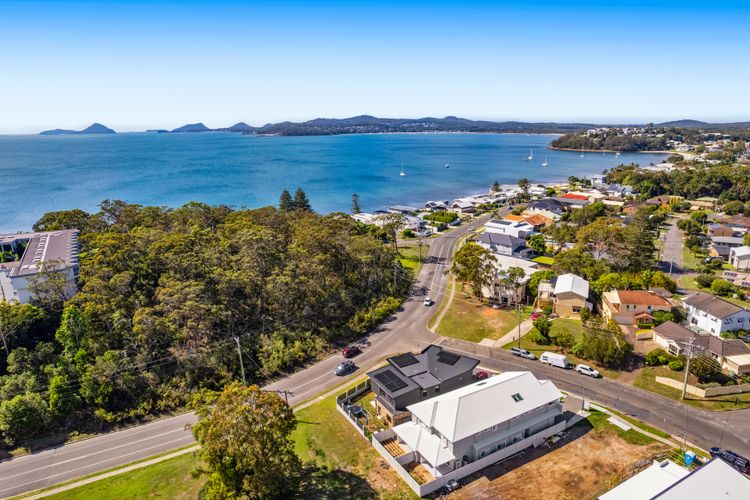 Dog friendly Paradise, 1/2B Bagnall Ave – water views, air con, Wi-Fi