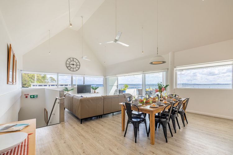 Crows Nest Marina View Apartment, 6 Teramby Rd – waterfront, WiFi, Aircon, Marina