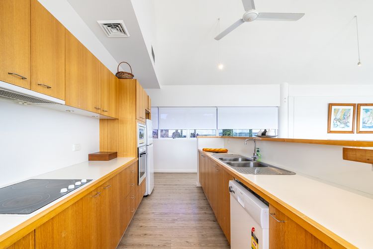 Crows Nest Marina View Apartment, 6 Teramby Rd – waterfront, WiFi, Aircon, Marina