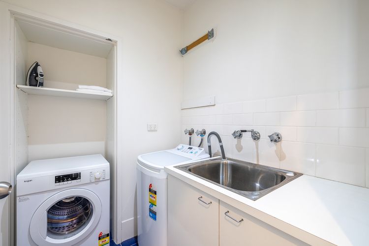 Crows Nest Marina View Apartment, 6 Teramby Rd – waterfront, WiFi, Aircon, Marina