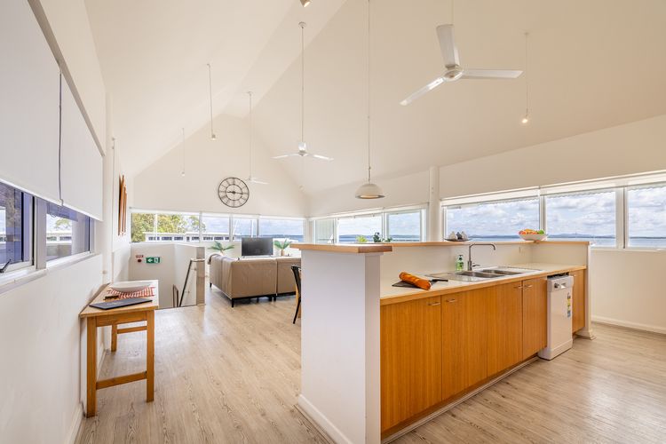 Crows Nest Marina View Apartment, 6 Teramby Rd – waterfront, WiFi, Aircon, Marina