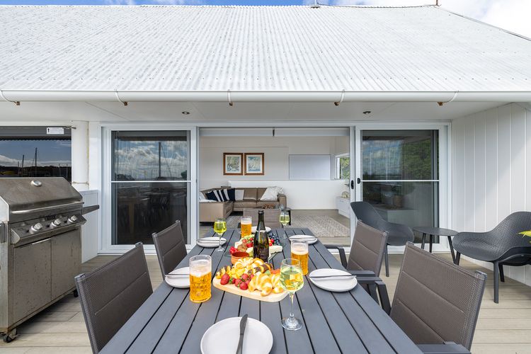 Crows Nest Marina View Apartment, 6 Teramby Rd – waterfront, WiFi, Aircon, Marina