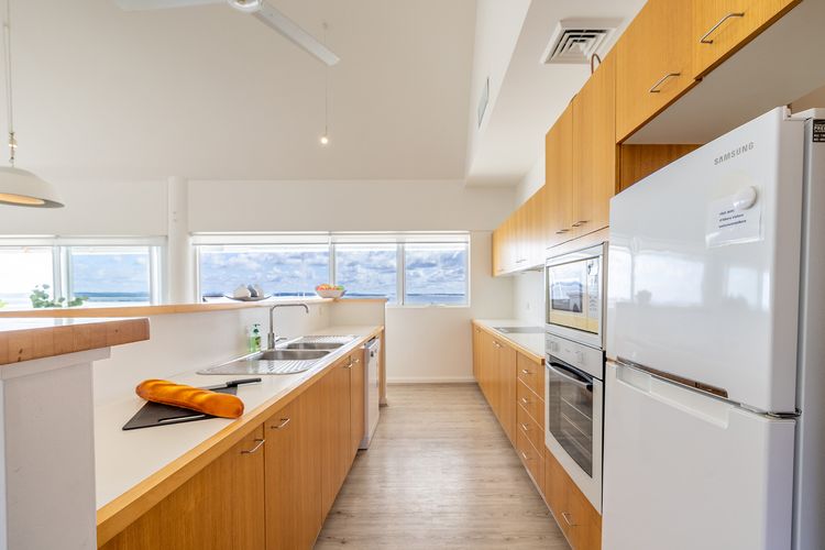 Crows Nest Marina View Apartment, 6 Teramby Rd – waterfront, WiFi, Aircon, Marina