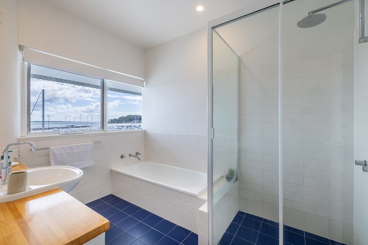 Crows Nest Marina View Apartment, 6 Teramby Rd – waterfront, WiFi, Aircon, Marina