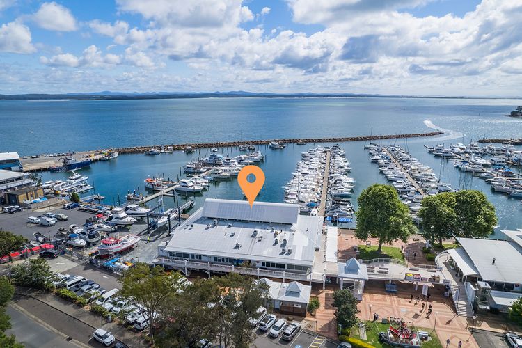 Crows Nest Marina View Apartment, 6 Teramby Rd – waterfront, WiFi, Aircon, Marina