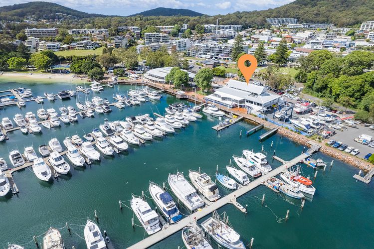 Crows Nest Marina View Apartment, 6 Teramby Rd – waterfront, WiFi, Aircon, Marina