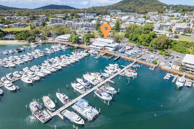 Crows Nest Marina View Apartment, 6 Teramby Rd – waterfront, WiFi, Aircon, Marina