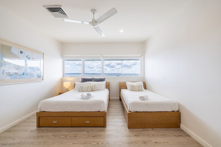 Crows Nest Marina View Apartment, 6 Teramby Rd – waterfront, WiFi, Aircon, Marina