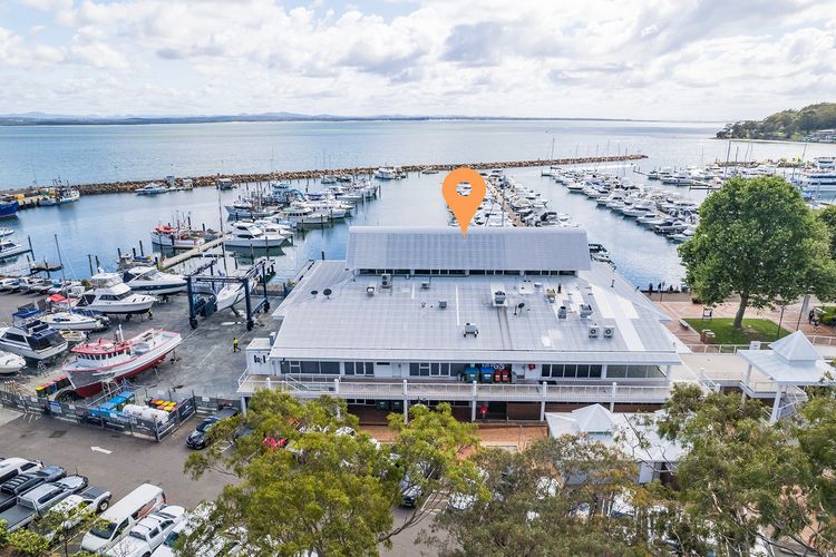 Crows Nest Marina View Apartment, 6 Teramby Rd – waterfront, WiFi, Aircon, Marina