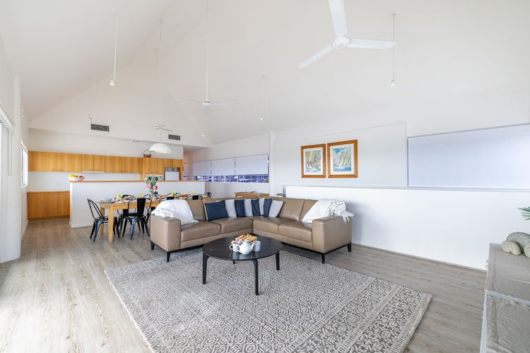 Crows Nest Marina View Apartment, 6 Teramby Rd – waterfront, WiFi, Aircon, Marina