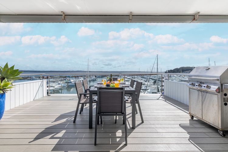 Crows Nest Marina View Apartment, 6 Teramby Rd – waterfront, WiFi, Aircon, Marina