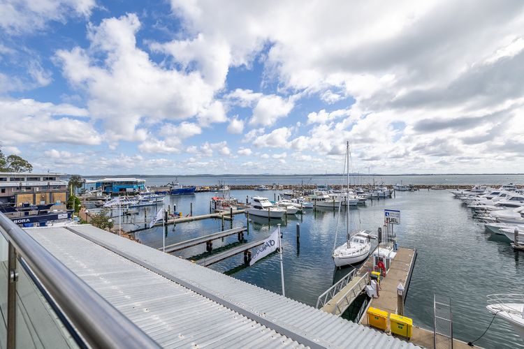 Crows Nest Marina View Apartment, 6 Teramby Rd – waterfront, WiFi, Aircon, Marina