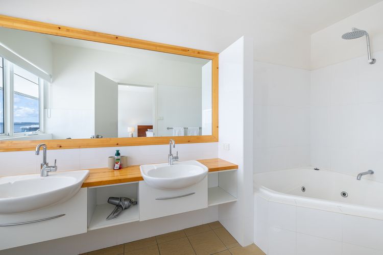 Crows Nest Marina View Apartment, 6 Teramby Rd – waterfront, WiFi, Aircon, Marina