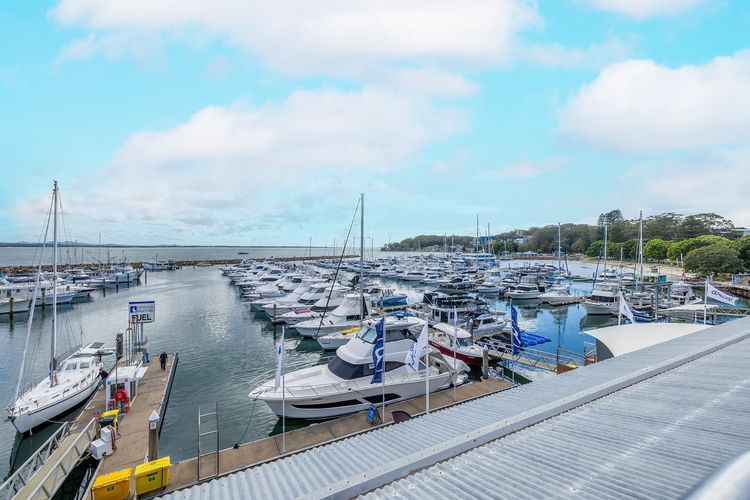 Crows Nest Marina View Apartment, 6 Teramby Rd – waterfront, WiFi, Aircon, Marina