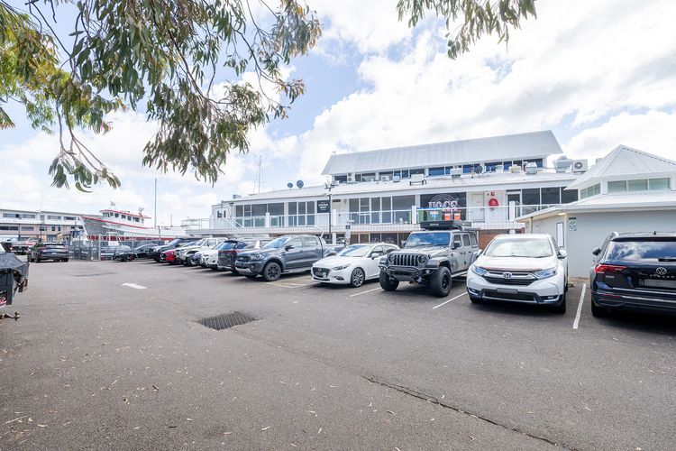 Crows Nest Marina View Apartment, 6 Teramby Rd – waterfront, WiFi, Aircon, Marina