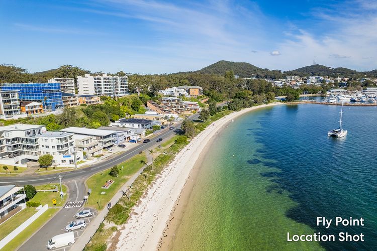 Crows Nest Marina View Apartment, 6 Teramby Rd – waterfront, WiFi, Aircon, Marina