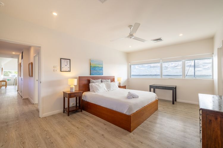 Crows Nest Marina View Apartment, 6 Teramby Rd – waterfront, WiFi, Aircon, Marina