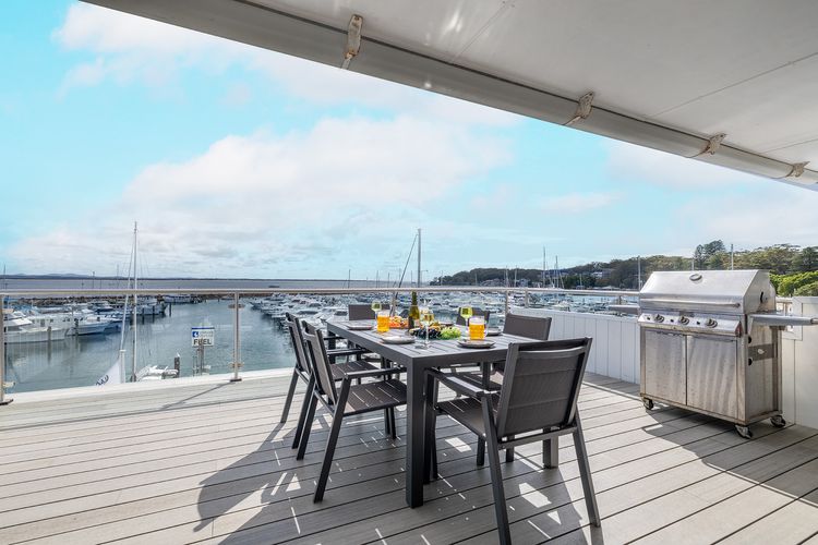 Crows Nest Marina View Apartment, 6 Teramby Rd – waterfront, WiFi, Aircon, Marina