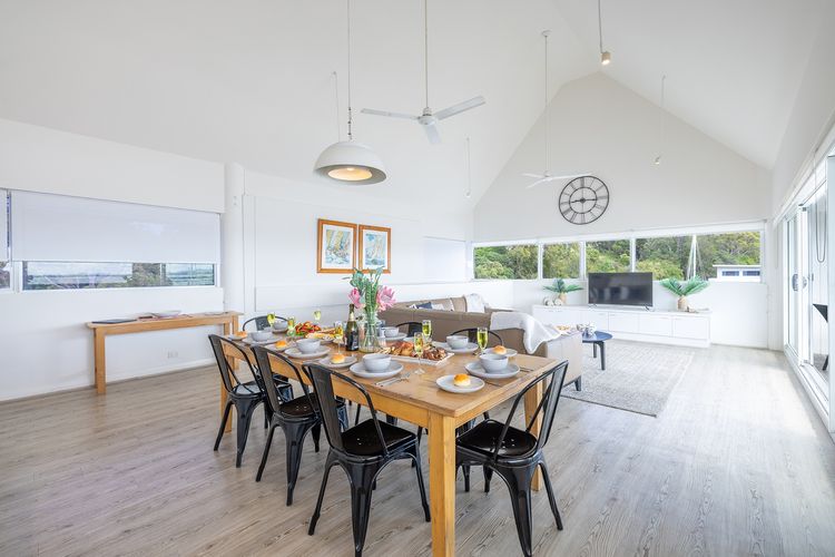 Crows Nest Marina View Apartment, 6 Teramby Rd – waterfront, WiFi, Aircon, Marina