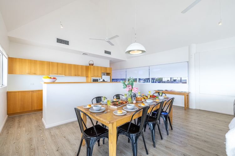 Crows Nest Marina View Apartment, 6 Teramby Rd – waterfront, WiFi, Aircon, Marina