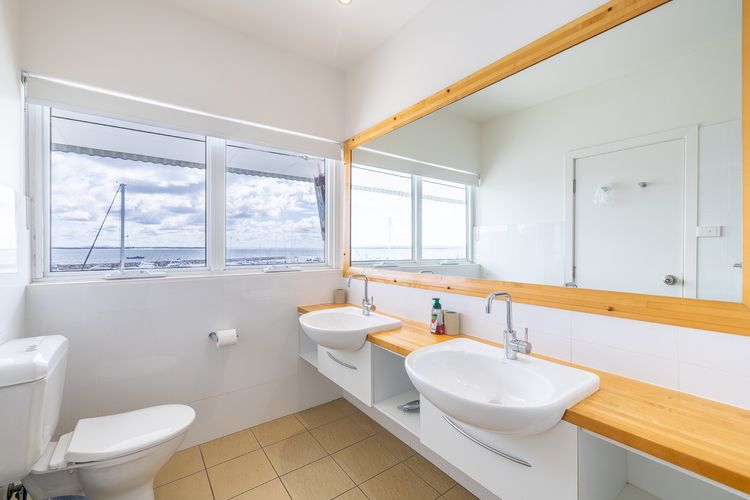 Crows Nest Marina View Apartment, 6 Teramby Rd – waterfront, WiFi, Aircon, Marina