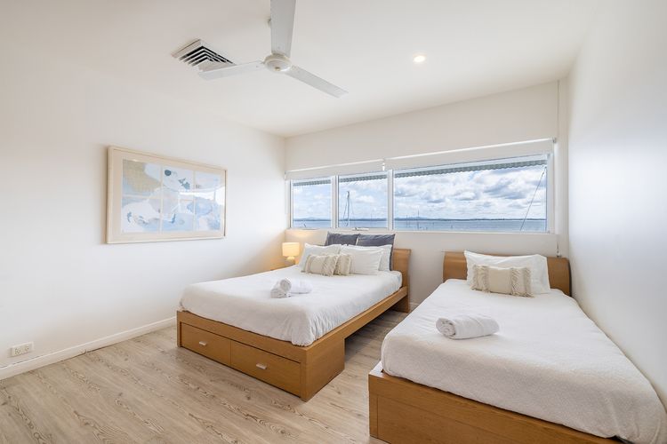 Crows Nest Marina View Apartment, 6 Teramby Rd – waterfront, WiFi, Aircon, Marina