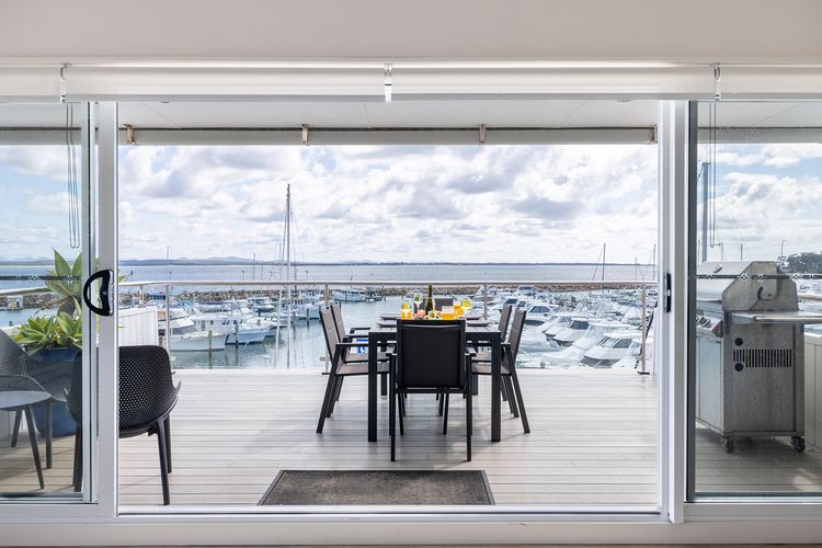 Crows Nest Marina View Apartment, 6 Teramby Rd – waterfront, WiFi, Aircon, Marina