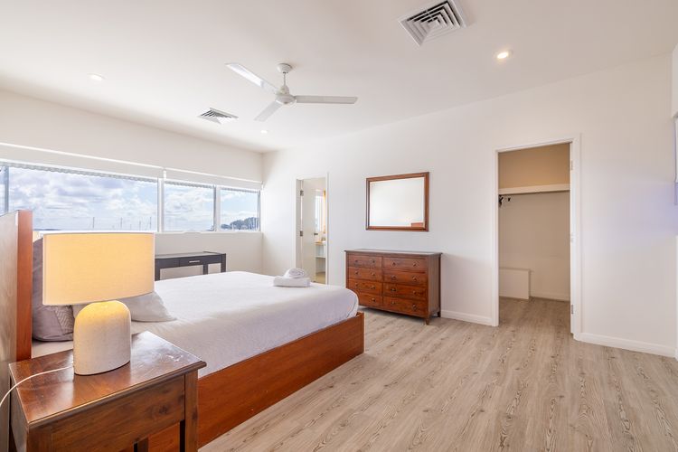 Crows Nest Marina View Apartment, 6 Teramby Rd – waterfront, WiFi, Aircon, Marina