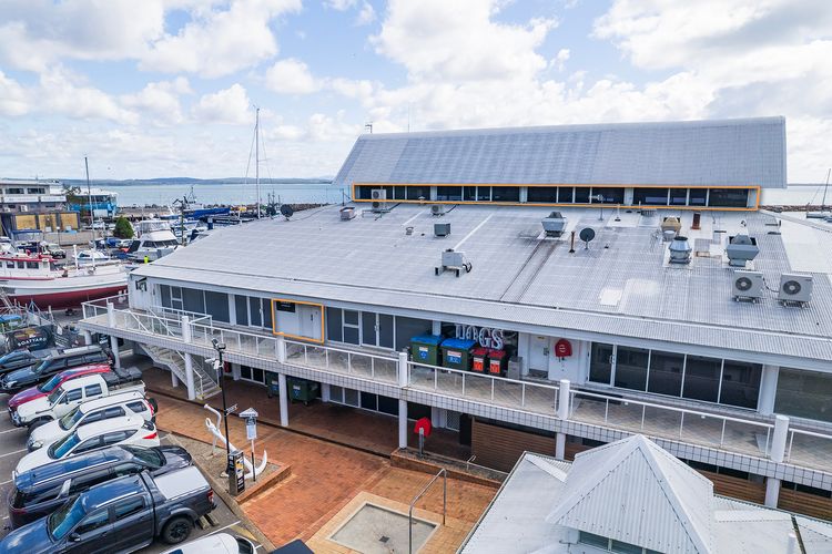 Crows Nest Marina View Apartment, 6 Teramby Rd – waterfront, WiFi, Aircon, Marina