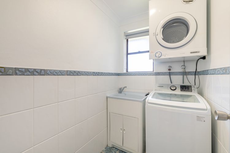 Commodore 6, 6 Intrepid Cl – water views, Air Con, Wi-Fi