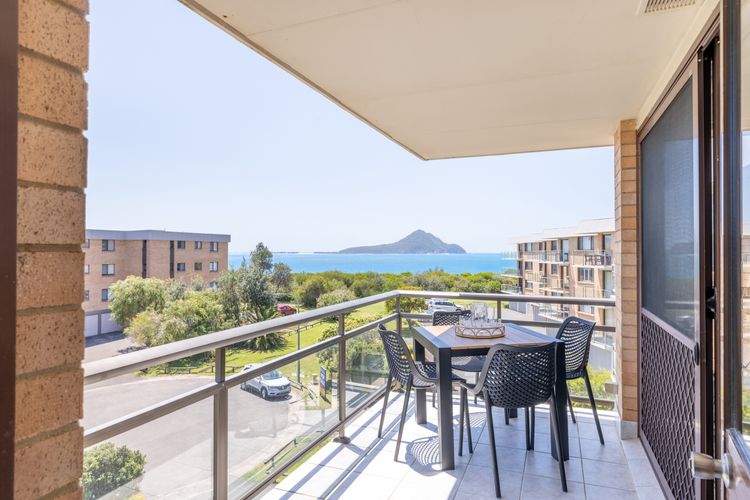 Commodore 6, 6 Intrepid Cl – water views, Air Con, Wi-Fi