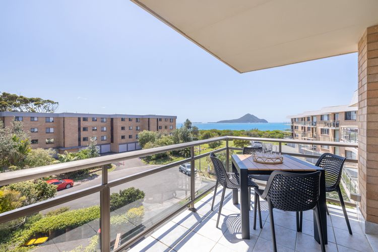 Commodore 6, 6 Intrepid Cl – water views, Air Con, Wi-Fi