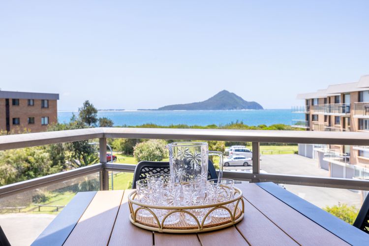 Commodore 6, 6 Intrepid Cl – water views, Air Con, Wi-Fi