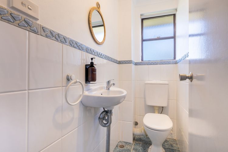 Commodore 6, 6 Intrepid Cl – water views, Air Con, Wi-Fi