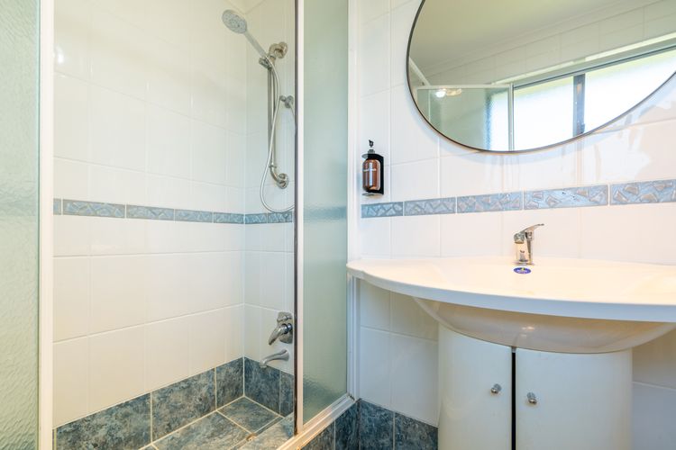 Commodore 6, 6 Intrepid Cl – water views, Air Con, Wi-Fi