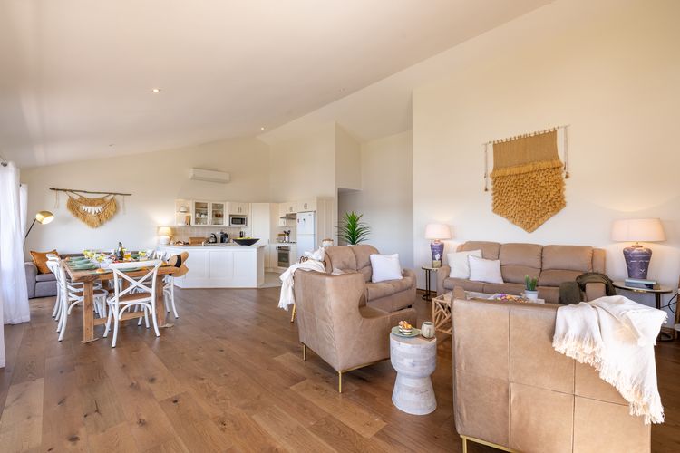Wanda Up, 80 Randall Dr – spectacular views, aircon and Wi-Fi