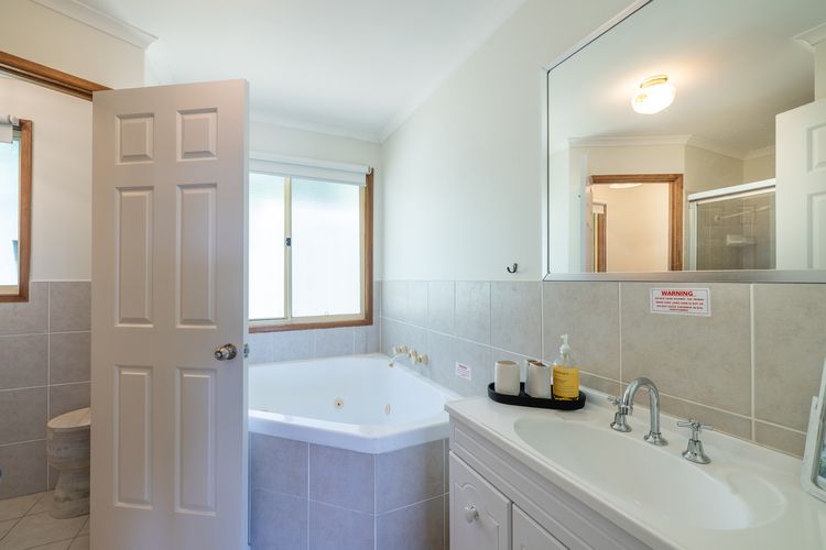 Wanda Up, 80 Randall Dr – spectacular views, aircon and Wi-Fi