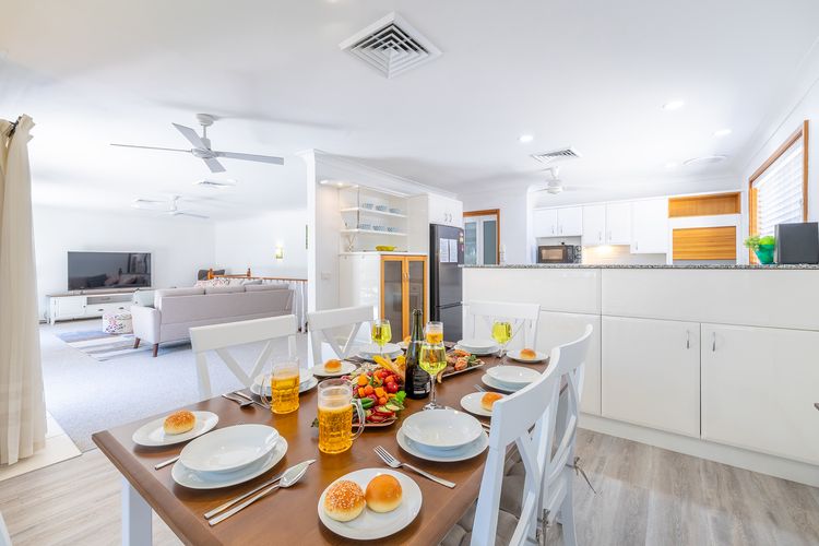 139 Government Rd  – Pet Friendly, Air Con, WiFi, Water views