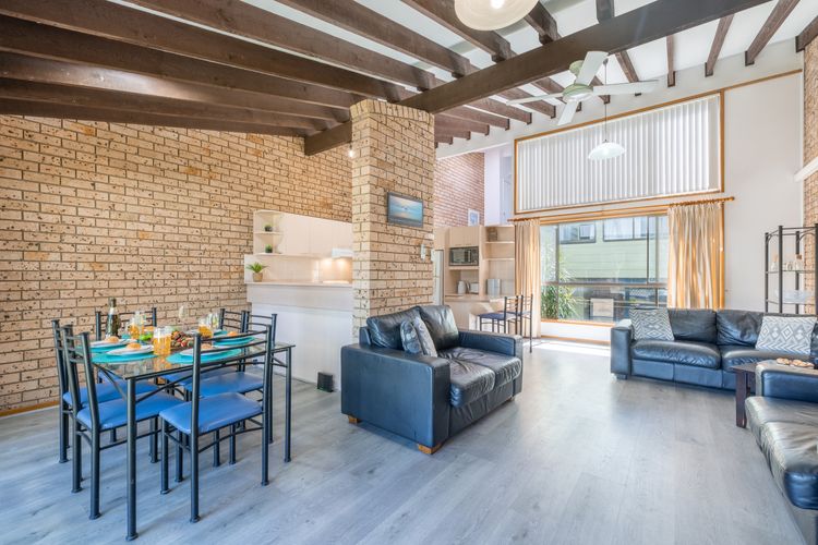 Bay Parklands, 6/2 Gowrie Ave – pool, Wi-Fi family holiday