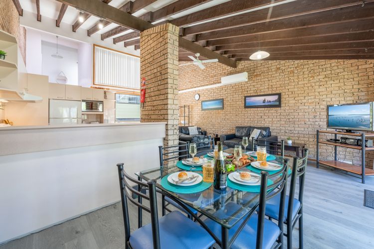 Bay Parklands, 6/2 Gowrie Ave – pool, Wi-Fi family holiday