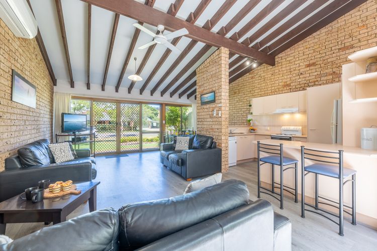 Bay Parklands, 6/2 Gowrie Ave – pool, Wi-Fi family holiday