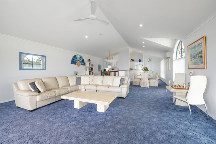 Tah Villa, 1/68 Marine Dr – stunning views, linen and air con