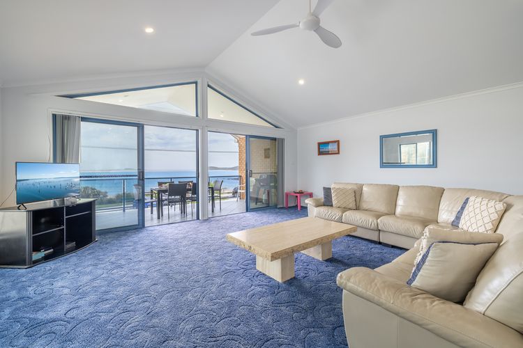 Tah Villa, 1/68 Marine Dr – stunning views, linen and air con