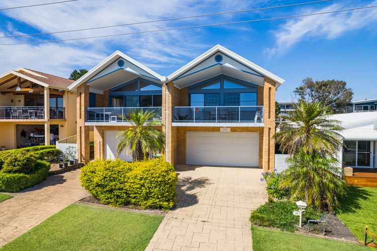 Tah Villa, 1/68 Marine Dr – stunning views, linen and air con