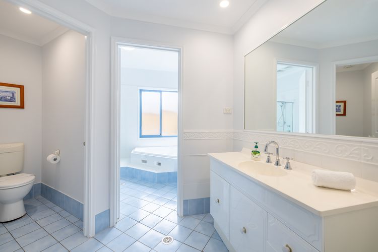 Tah Villa, 1/68 Marine Dr – stunning views, linen and air con