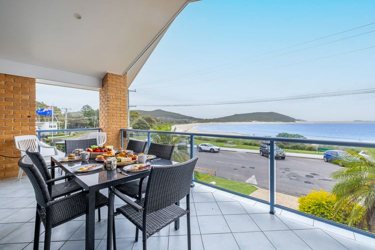 Tah Villa, 1/68 Marine Dr – stunning views, linen and air con